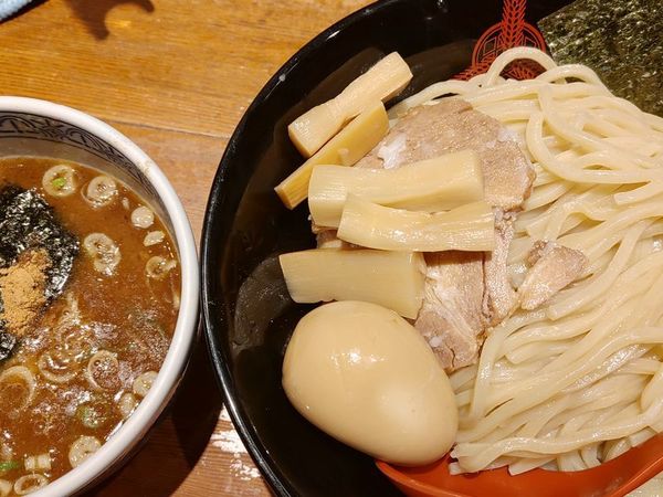 「つけめん（中盛）＋三田盛り」@つけ麺専門店 三田製麺所 神田店の写真