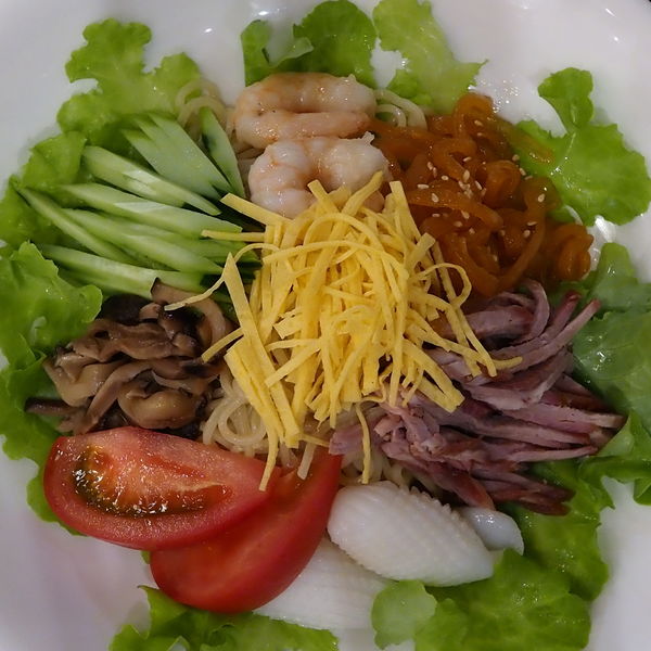 「夏日彩涼麺　彩り冷し中華（ごまだれ・醤油だれ）」@萬珍樓 本店の写真