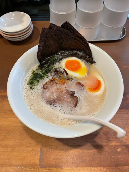 「塩豚骨ラーメン、海苔、玉子」@幸心堂の写真