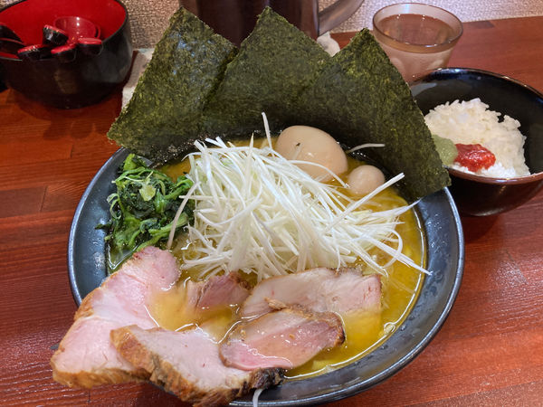 「まかないらーめん　中盛　濃いめ多め硬め」@横浜家系らーめん 天王家 寒川総本店の写真