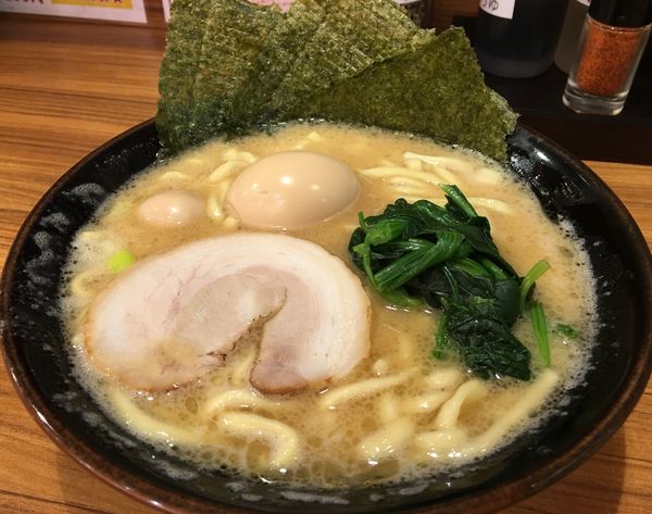 「味玉ラーメン大　９３０円」@横浜家系ラーメン 品川家 三田店の写真