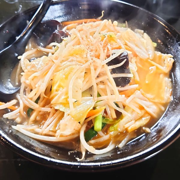 「たっぷり野菜の辛塩タンメン　880円」@らーめん高橋の写真
