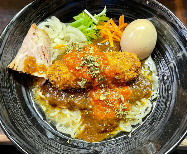 「カレーまぜそば+味玉」@尼龍の写真