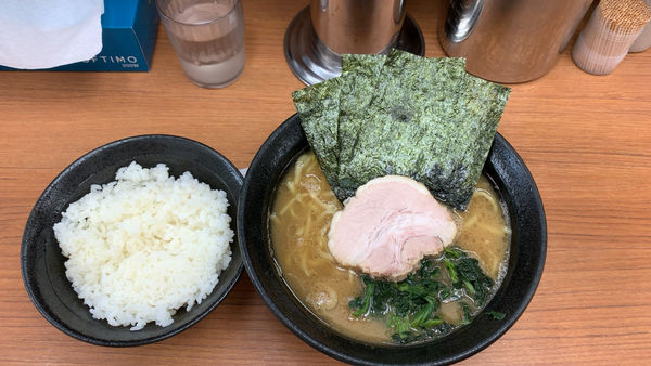 「ラーメン650 サービスライス中」@横浜らーめん 若武者の写真