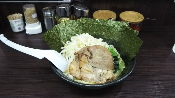 「ラーメン醤油 脂多、味濃+海苔」@横浜家系ラーメン 上昇気流の写真
