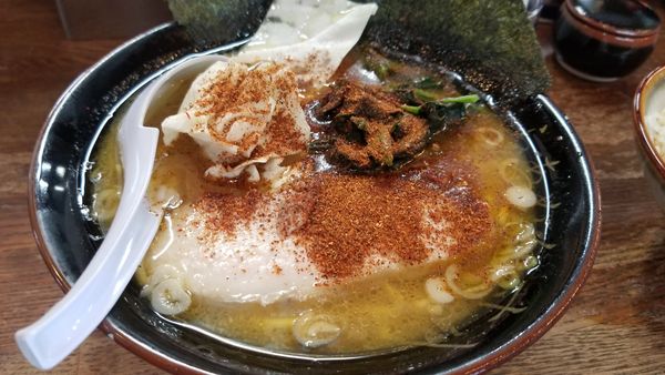 「豚骨醤油らあめん　スパイシーRED」@らあめん 寸八 総本店の写真