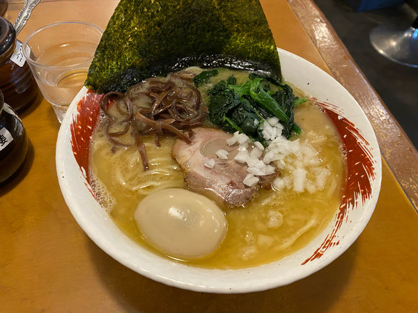 「ラーメン500円＋大盛り100円＋味玉100円」@横浜家 岡野町店の写真