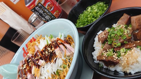 「ピリ辛よだれ豚風まぜそば」@ラーメン山岡家 熊谷店の写真