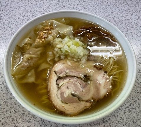 「塩ワンタンめん」@自家製麺 らーめん くぼ田の写真