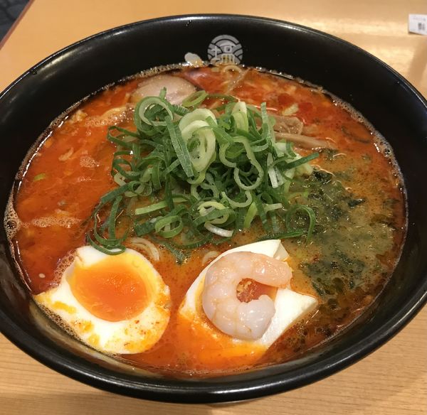 「辛味白湯塩玉ラーメン ¥1100」@塩専門 ひるがお 東京駅店の写真