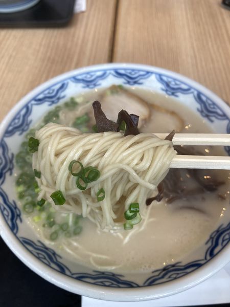 「博多ラーメン720円＋替玉100円」@由○ 品川港南店の写真