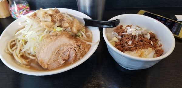 「歓声前夜きまぐれ限定5+豚挽肉丼」@陽はまたのぼるの写真