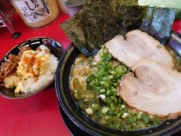 「ラーメン700円(トピ:万能ネギ150円バラチャ50円×2)」@柏 王道家の写真
