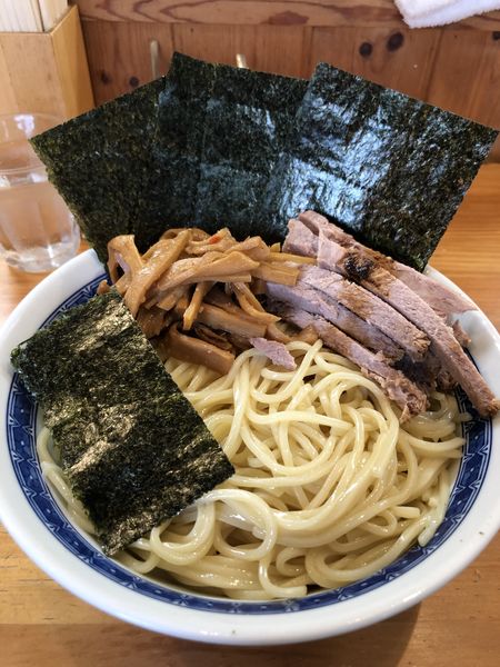 「冷やし油そば並（にんにく油）、チャーシュー小メンマ小、海苔」@自家製中華そば としおかの写真
