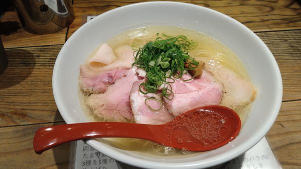 「軍鶏チャーシュー塩ラーメン」@麺屋 翔 西新宿本店の写真