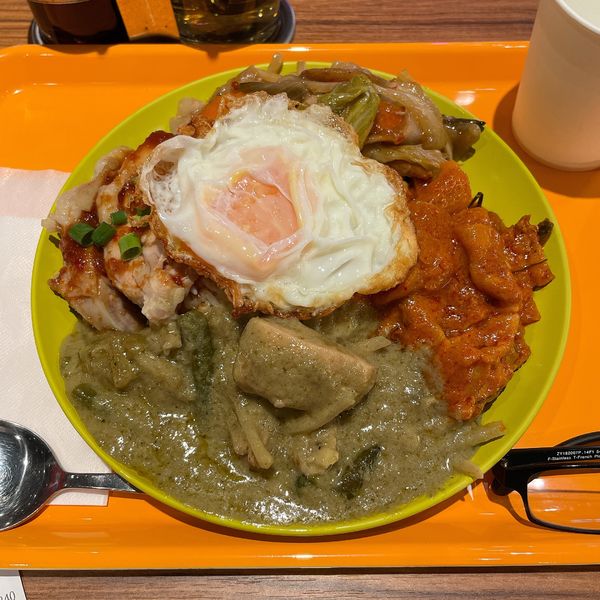 「あいがけタイご飯（カオラートゲーン）4種類」@ソイ六本木 武蔵小杉店の写真