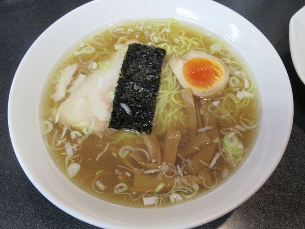 「ラーメン（塩）＋半チャーハンセット（950円）」@けんけんラーメンの写真