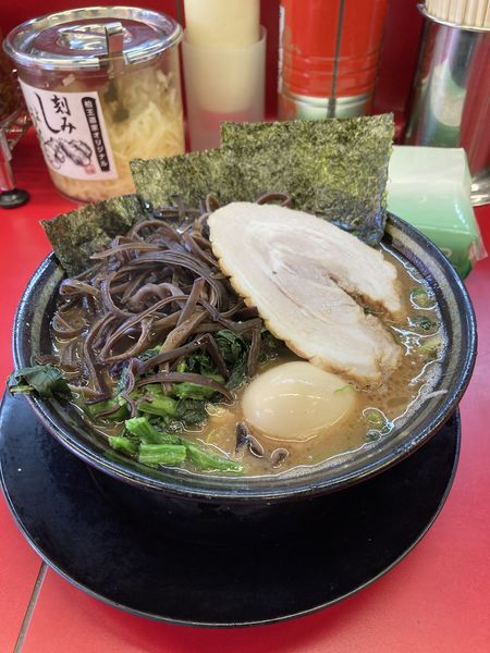 「ラーメン＋青菜＋キクラゲ＋バラチャーシュー＋煮卵」@柏 王道家の写真