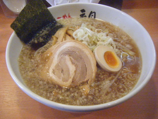 「醤油らーめん（野菜盛り、背脂少なめ）」@らーめん香月 新橋店の写真