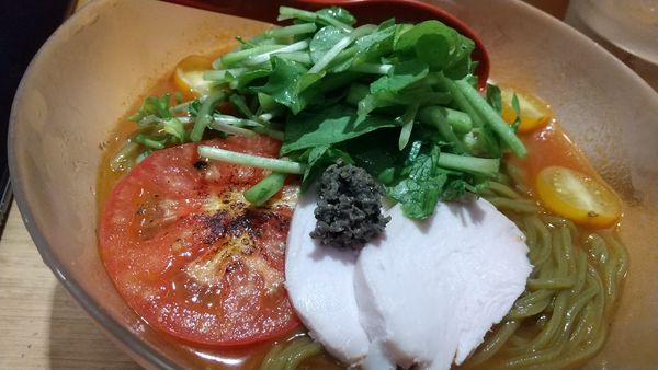 「彩りトマトの冷やしモリガン麺（限定950円）」@焼きあご塩らー麺 たかはし 上野店の写真