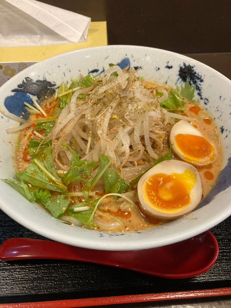 「［期間限定］冷やし坦々麺＋味玉」@味噌とんこつらーめん まるの写真