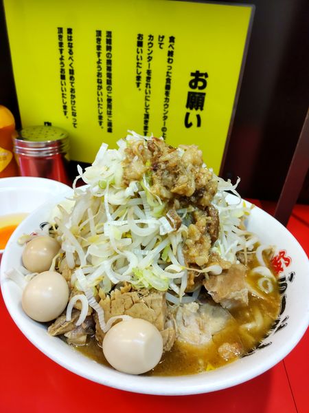 「豚ラーメン ､ウズラ、生玉子、ヤサイ、アブラ、ネギ」@豚ラーメン 板橋駅前店の写真