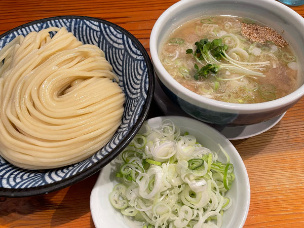 「塩つけ麺大盛り1050円、ネギ100円」@麺 一直の写真
