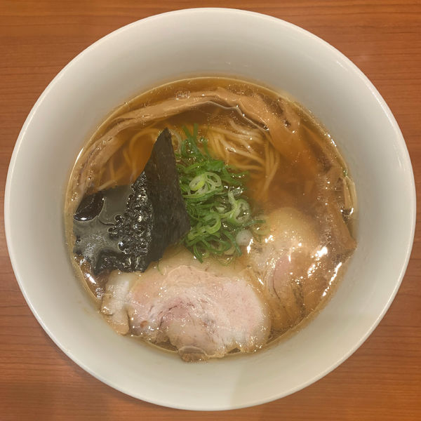 「醤油らぁ麺」@支那そばや 東京ラーメンストリート店の写真