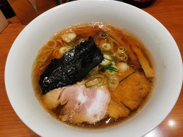 「醤油らぁ麺」@支那そばや 東京ラーメンストリート店の写真