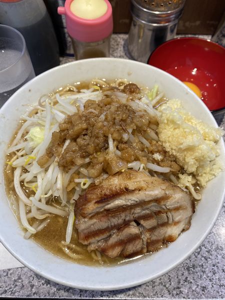 「ラーメン（中盛）＋生卵」@ラーメン宮郎の写真