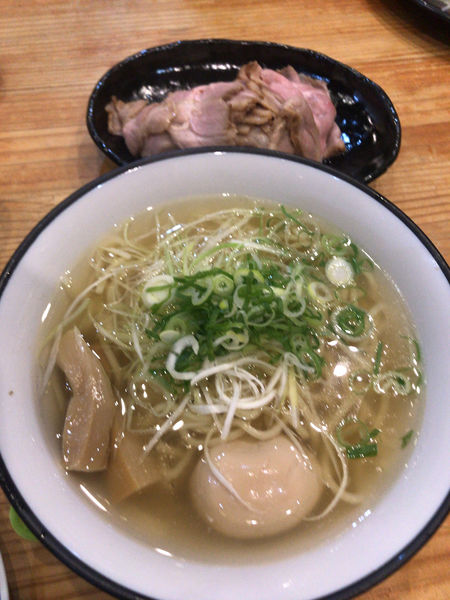 「貝しお薄切り肩ロースチャーシューメン（1540円）」@まりお流らーめんの写真