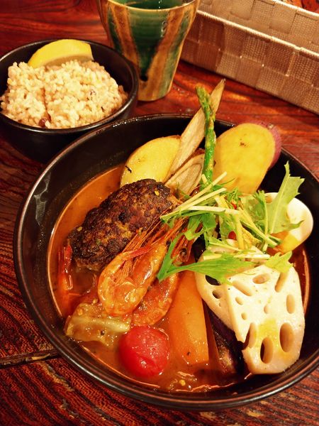 「ラムバーグと野菜カリー〜燻製海老出汁」@スープカリー 奥芝商店 駅前創成寺の写真