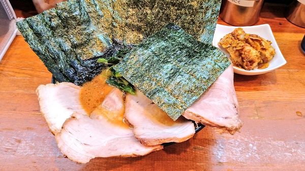 「チャーシューメン＋海苔・釜焼きスモークスパイシーチキン」@末廣家の写真
