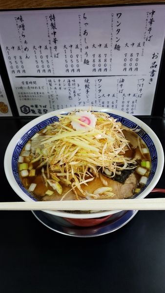 「ワンタンメン(中)880円＋辛ネギ150円」@中華そば 亀喜屋の写真
