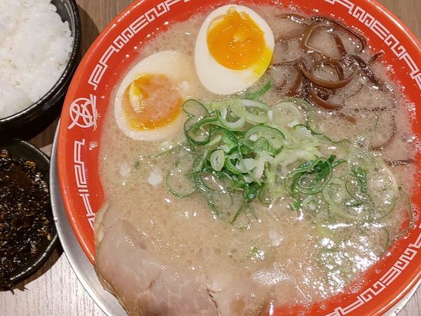 「豚骨らーめん＋味玉＋小ごはん＋高菜」@麺処あきらの写真