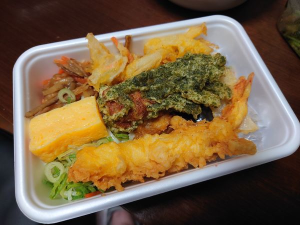 「お持ち帰り専用】3種の天ぷらと定番おかずのうどん弁当490円」@丸亀製麺 朝霞店の写真