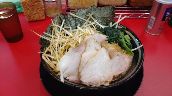 「ネギチャーシューメン(赤)３枚」@IEKEI_TOKYO 王道家直系の写真