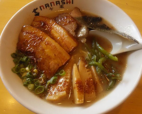 「七志ラーメン　+　角煮」@とんこつらーめん七志 中山店の写真