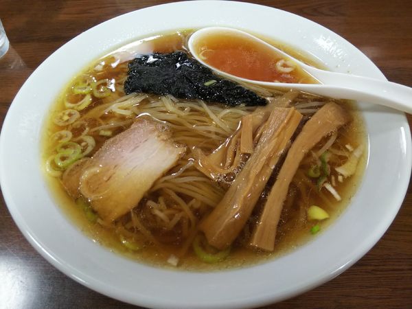 「醤油らー麺」@手打拉麺 萬山園 浅間温泉店の写真