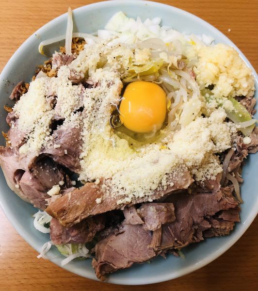 「油そば(トッピング　粉チーズ+チャーシュー)」@麺屋 べべの写真