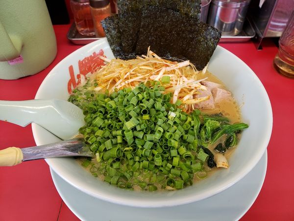「醤油ピリ辛ネギラーメン+青ネギ」@ラーメン山岡家 太田店の写真