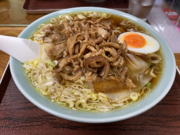 「ワンタンメン＋鶏皮」@さくらい食堂の写真