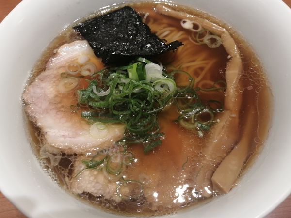 「醤油らぁ麺¥1000」@支那そばや 東京ラーメンストリート店の写真