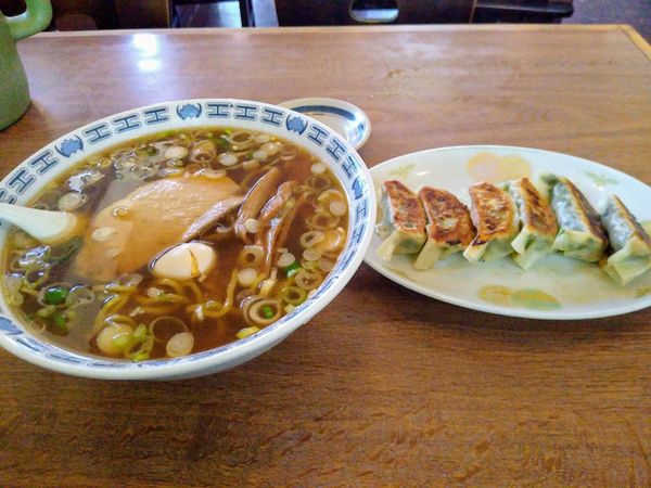 「ラーメン・ギョウザ 750円」@三食亭の写真