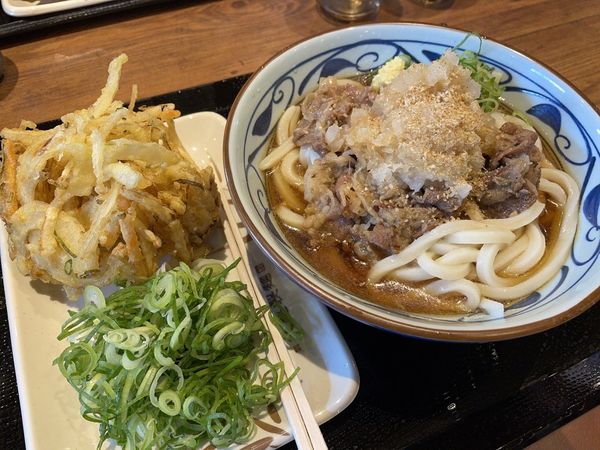 「鬼おろし肉ぶっかけ（大）・かき揚げ」@丸亀製麺 熊谷店の写真
