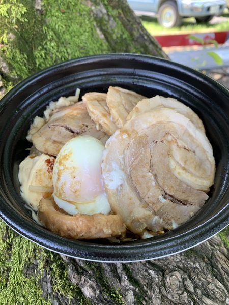 「まぜそば 豚4枚」@ジャンクガレッジ キッチンカーの写真