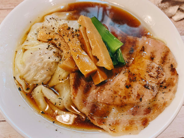 「鴨わんたん（黒）」@世田谷中華そば 祖師谷七丁目食堂の写真