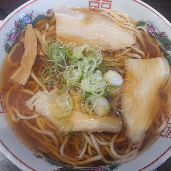 「醤油ラーメン中600円、おにぎり100円」@まるかいの写真