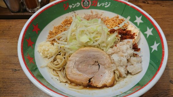 「まぜそば(680円)ニンニクアブラエビマヨ辛味ベビースター」@ジャンクガレッジ 大宮2号店の写真