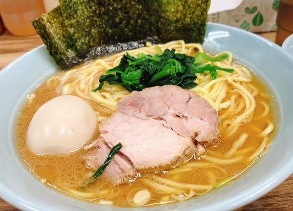 「半熟味玉ラーメン中＋半ライス　９００円」@横浜ラーメン 武源家の写真